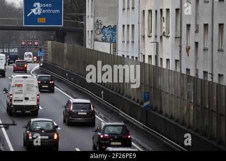 L'autoroute 40 traverse la ville juste après les appartements de location, Essen, Allemagne, Europe Banque D'Images