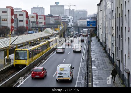 L'autoroute 40 traverse la ville juste après les appartements de location, Essen, Allemagne, Europe Banque D'Images