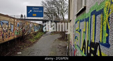 L'autoroute A 40 passe juste à côté de Kruppstrasse et traverse le centre de la ville, Essen, Allemagne, Europe Banque D'Images