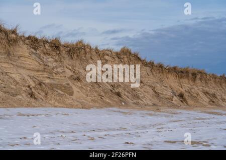 Les dunes de sable de Montauk pendant l'hiver, couvertes de neige Banque D'Images