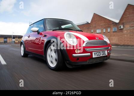 Début (avril) 2001, la préproduction R50 façonne les mini-coopeurs BMW à l'usine d'Oxford. Ces voitures d'immatriculation y ont été construites pour le lancement de la marque Banque D'Images