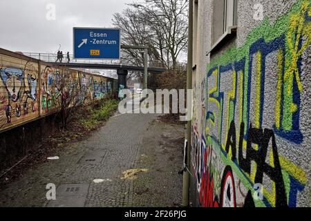 L'autoroute A 40 passe juste à côté de Kruppstrasse et traverse le centre de la ville, Essen, Allemagne, Europe Banque D'Images