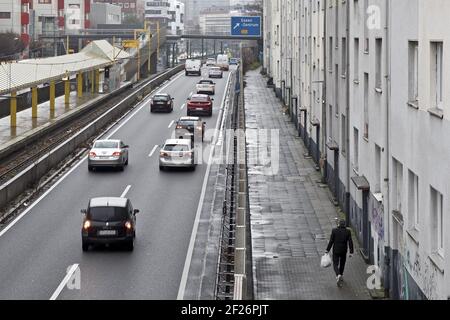 L'autoroute 40 traverse la ville juste après les appartements de location, Essen, Allemagne, Europe Banque D'Images