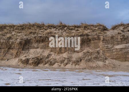 Gros plan sur les dunes de sable de Montauk, avec de la neige couvrant le sable Banque D'Images