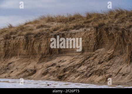 Gros plan sur les dunes de sable de Montauk, avec de la neige couvrant le sable Banque D'Images