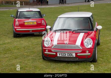 Début (avril) 2001, la préproduction R50 façonne les mini-coopeurs BMW à l'usine d'Oxford. Ces voitures d'immatriculation y ont été construites pour le lancement de la marque Banque D'Images