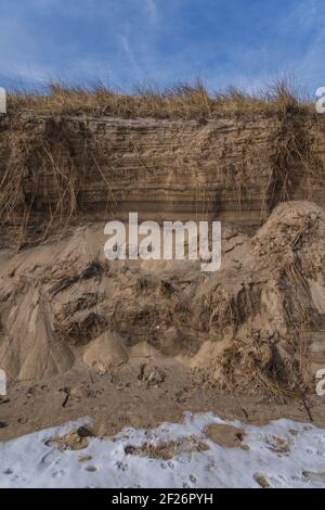 Gros plan sur les dunes de sable de Montauk, avec de la neige couvrant le sable Banque D'Images