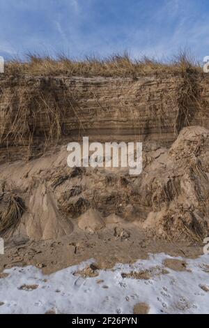 Gros plan sur les dunes de sable de Montauk, avec de la neige couvrant le sable Banque D'Images