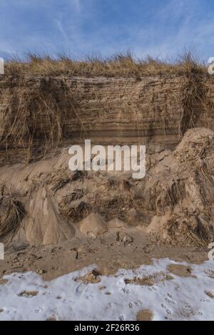 Gros plan sur les dunes de sable de Montauk, avec de la neige couvrant le sable Banque D'Images