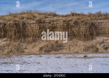 Gros plan sur les dunes de sable de Montauk, avec de la neige couvrant le sable Banque D'Images