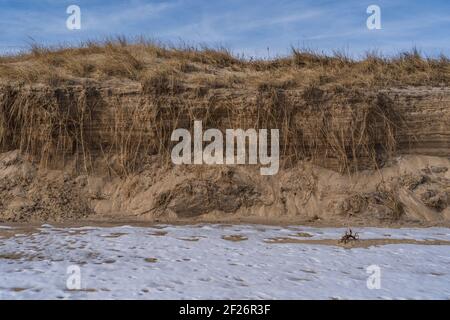 Gros plan sur les dunes de sable de Montauk, avec de la neige couvrant le sable Banque D'Images