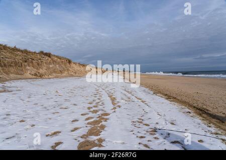 Dunes de sable avec une couverture de neige sur la plage À Montauk Banque D'Images