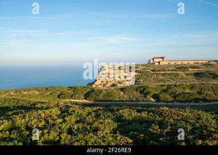 Église du Cap-Espichel Santuario de Nossa Senhora avec paysage Portugal Banque D'Images