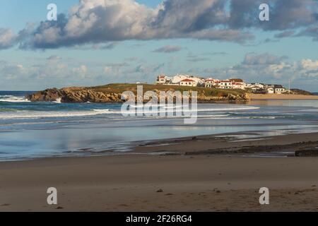 Plage de l'île Baleal avec océan atlantique et maisons locales à Peniche, Portugal Banque D'Images