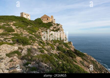 Ruine des bâtiments dans le paysage du Cap-Espichel avec l'océan atlantique et les falaises, au Portugal Banque D'Images