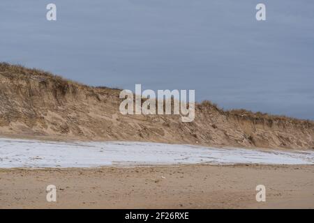 Les dunes de sable de Montauk pendant l'hiver, couvertes de neige Banque D'Images