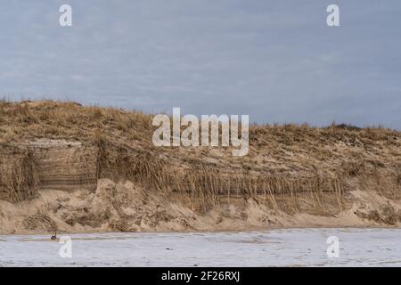 Gros plan sur les dunes de sable de Montauk, avec de la neige couvrant le sable Banque D'Images