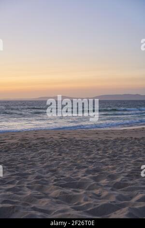 Plage vide au coucher du soleil à Comporta, Portugal avec dunes de sable et Lisbonne en arrière-plan Banque D'Images