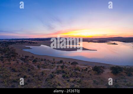 Drone panorama aérien d'un barrage lac réservoir au coucher du soleil à Terena, Portugal Banque D'Images