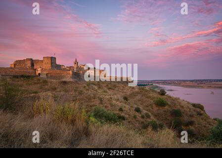 Château de Juromenha et rivière Guadiana et frontière avec l'Espagne sur le côté de la rivière au coucher du soleil, au Portugal Banque D'Images