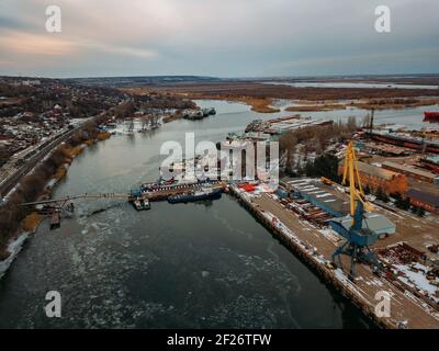 Port sur la rivière Don à Rostov-sur-Don, vue aérienne depuis un drone en hiver. Banque D'Images