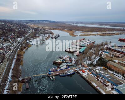 Port sur la rivière Don à Rostov-sur-Don, vue aérienne depuis un drone en hiver. Banque D'Images