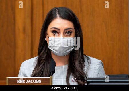 Washington, DC, États-Unis. 10 mars 2021. 10 mars 2021 - Washington, DC, États-Unis: Le représentant des États-Unis, Sara JACOBS (D-CA), prenant la parole à l'audience du Comité des affaires étrangères de la Chambre. Crédit : Michael Brochstein/ZUMA Wire/Alay Live News Banque D'Images