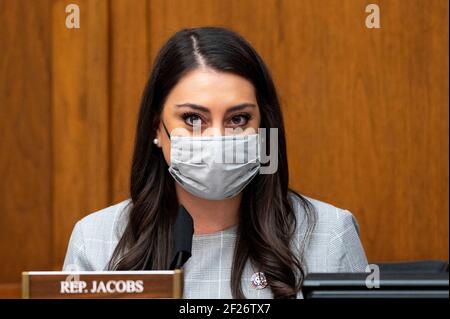 Washington, DC, États-Unis. 10 mars 2021. 10 mars 2021 - Washington, DC, États-Unis: Le représentant des États-Unis, Sara JACOBS (D-CA), prenant la parole à l'audience du Comité des affaires étrangères de la Chambre. Crédit : Michael Brochstein/ZUMA Wire/Alay Live News Banque D'Images