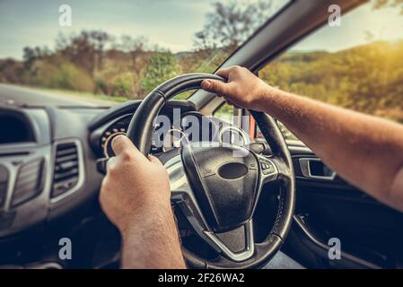 Le conducteur conduit la voiture sur l'autoroute. Vue depuis le cockpit. Banque D'Images