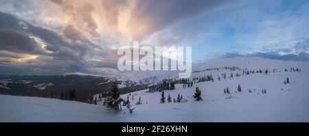 Pittoresque hiver venteux Alpes du matin nuageux. La plus haute crête des Carpates ukrainiens est Chornohora avec des sommets de Hoverla et Banque D'Images