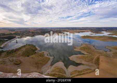 Drone panorama aérien d'un barrage lac réservoir paysage à Terena, Portugal Banque D'Images