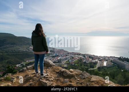 Voyageur caucasien femme sur un point de vue de la ville de Sesimbra du château de la ville, au Portugal Banque D'Images