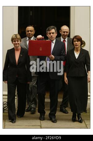 Gordon Brown sort sur 11 Downing St pour aller Et remettre son budget 2004 au Parlement.pic David Sandison 17/3/2004 Banque D'Images