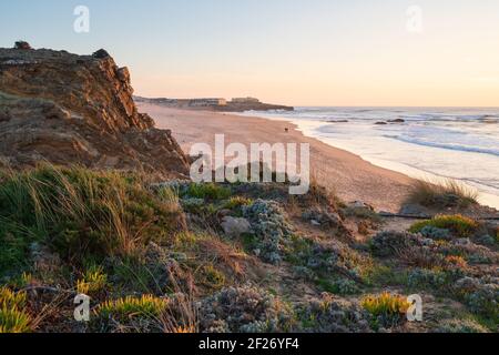 Vue sur la plage de Guincho paysage naturel au coucher du soleil à Cascais, Portugal Banque D'Images