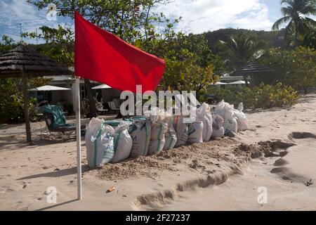 drapeau rouge sur la grande plage d'anse grenade îles éoliennes à l'ouest indies Banque D'Images