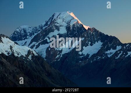 Feu de bonne heure sur Aoraki / Mt Cook, Aoraki / Parc national de Mount Cook, Île du Sud, Nouvelle-Zélande Banque D'Images