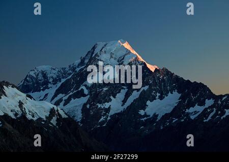 Feu de bonne heure sur Aoraki / Mt Cook, Aoraki / Parc national de Mount Cook, Île du Sud, Nouvelle-Zélande Banque D'Images