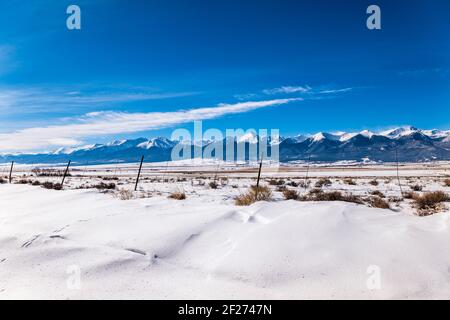 Vue d'hiver enneigée de la chaîne de montagnes Sangre de Cristo à proximité de Westcliffe; Colorado; USA Banque D'Images