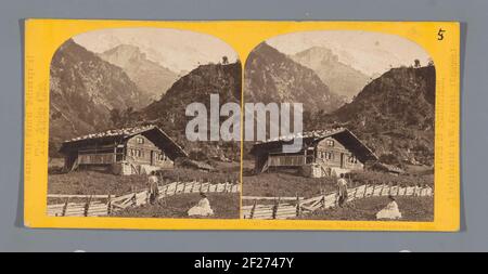 Bâtiment dans la vallée de Lauterbrunnen, avec le Tschingelhorn en arrière-plan ; vue du Tschingilhorn, Vallée de Lauterbrunnen. Suisse ... Banque D'Images