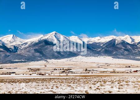 Vue d'hiver enneigée de la chaîne de montagnes Sangre de Cristo à proximité de Westcliffe; Colorado; USA Banque D'Images