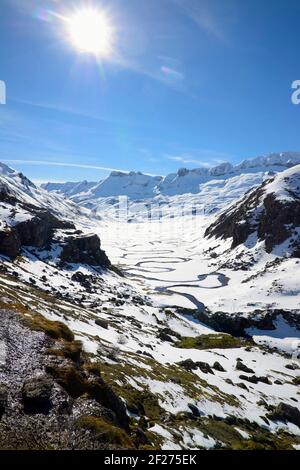 Montagnes enneigées dans les Pyrénées dans la vallée de Hecho dans les Pyrénées espagnoles. Banque D'Images