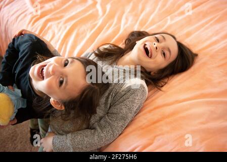 Deux jeunes filles rient et jouent dans leur chambre. Banque D'Images