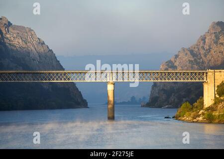 Portas de Rodao paysage à Vila Velha de Rodao avec un beau pont au lever du soleil, au Portugal Banque D'Images