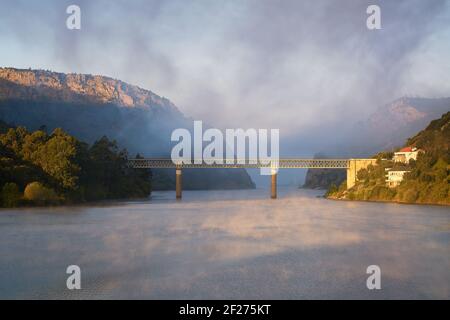 Portas de Rodao paysage à Vila Velha de Rodao avec un beau pont au lever du soleil, au Portugal Banque D'Images