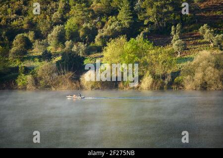 Pêche de pêcheur dans une belle nature de paysage dans la rivière Guadiana à Portas de Rodao, Portugal Banque D'Images