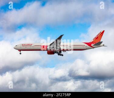 Londres, aéroport de Heathrow - janvier 2020 : Air India, Boeing 777-300ER, survolant l'espace aérien britannique lors de l'approche finale de Heathrow. Image Abdul Quraishi Banque D'Images