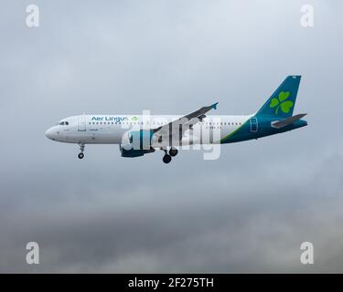 Londres, Heathrow Airport - Mars 2020: Air Lingus, Airbus A320, sur l'approche finale en vol à travers une journée couvert pendant la pandémie du coronavirus. imag Banque D'Images