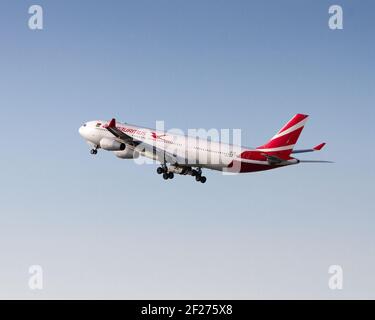 Londres, Heathrow Airport - septembre 2015 : Air Mauritius, Airbus A340 décollage avec train d'atterrissage rétractable vu de l'arrière gauche. Photo Abdul Qura Banque D'Images