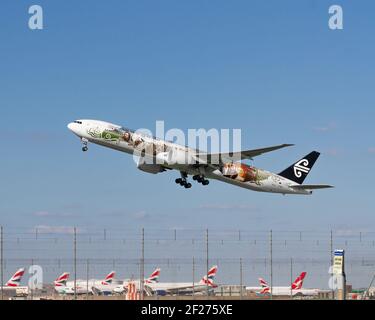 Londres, Heathrow Airport - septembre 2015 : Air New Zealand, Boeing 777 Middle Earth Hobbit avion décollage sur une ligne de British Airways PLA garée Banque D'Images