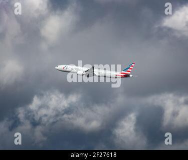 Windsor, Royaume-Uni - mars 2020 : Boeing 777 d'American Airlines, magnifiquement éclairé et lumineux, contrastant avec le ciel sombre et nuageux. Image Abdul Quraishi Banque D'Images